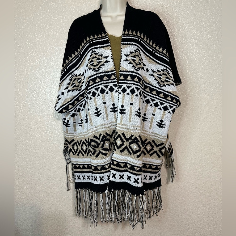 Nwot Love tree one size fits all poncho black, white and cream Aztec print